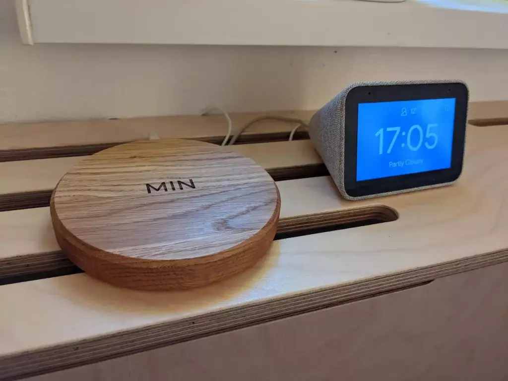Aká je česká bezdrôtová nabíjačka MIN PAD? Očarí vzhľadom 72 min pad nabijecka 1024x768 1